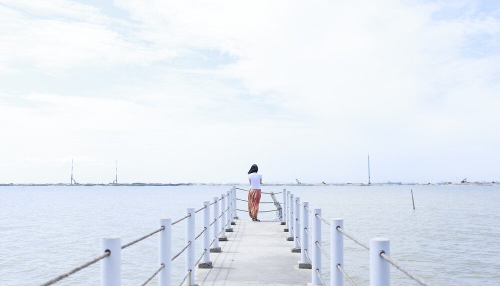 「不倫に苦しんだ私を救ったのは、占い師のひと言でした」──20代女性の電話占い体験談
