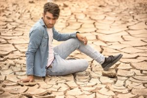 踏ん切りのつかない男の心理とは？ あいまいな態度の裏側を知ろう